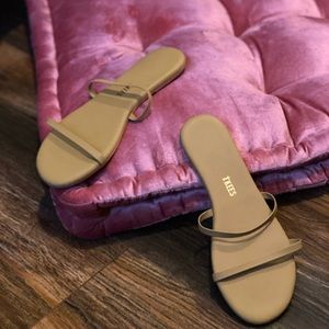Cute Gemma Tkees sandals!! Great condition